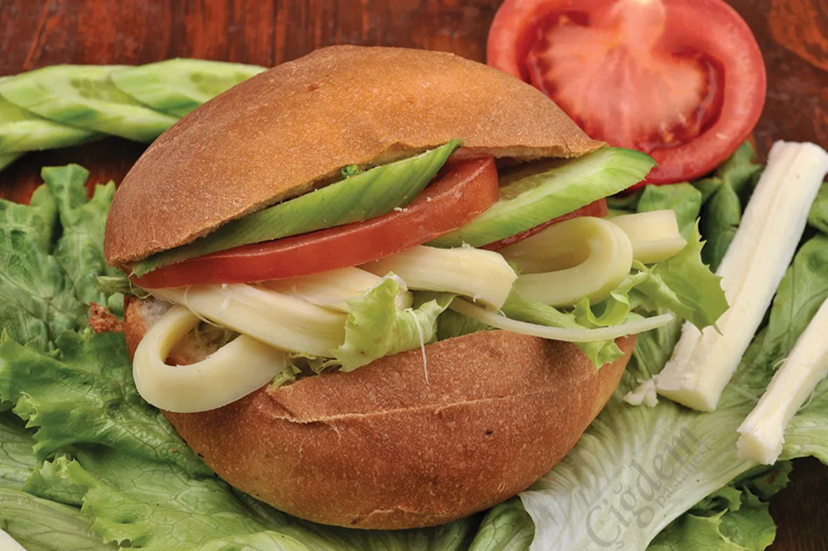 Klasik Ekmeğe Çeçil Peynirli Sandviç